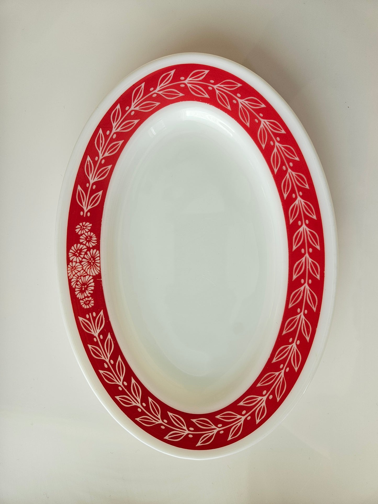 PYREX Plates | Red Laurel Leaf | Set of 2