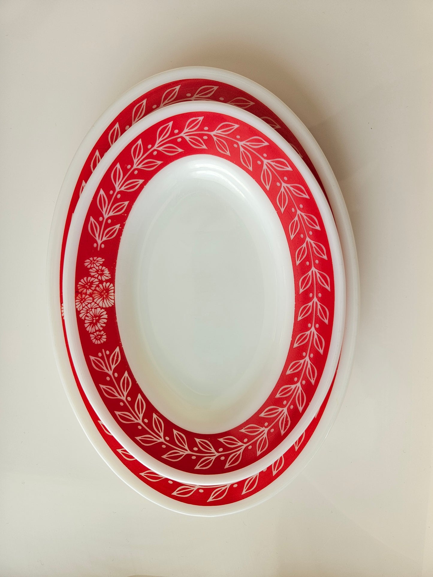 PYREX Plates | Red Laurel Leaf | Set of 2