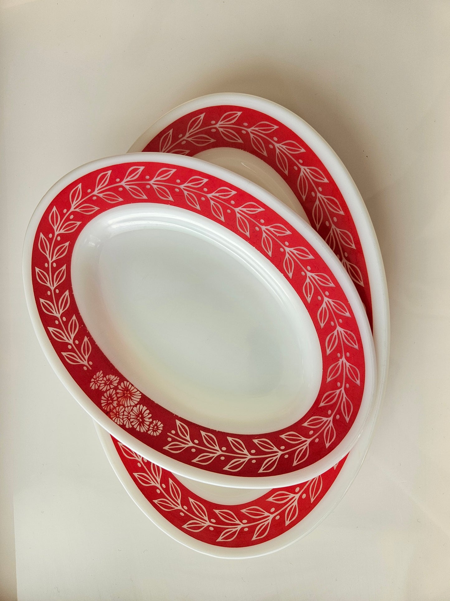 PYREX Plates | Red Laurel Leaf | Set of 2