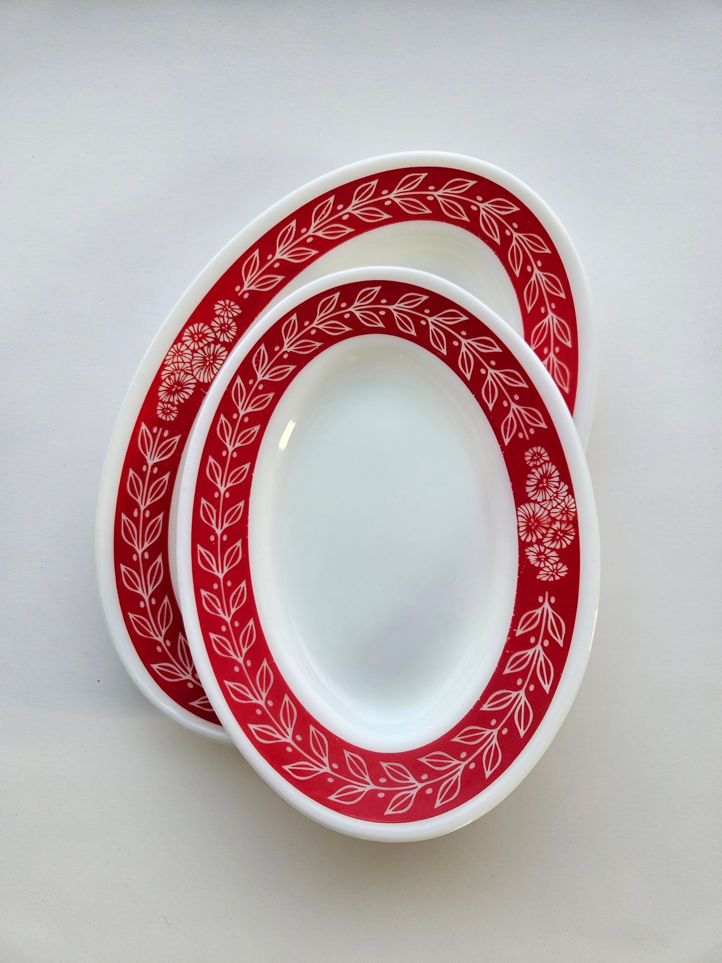 1959 Pyrex Red Laurel Leaf Plates | Set of 2 | Mid-Century Modern | Vintage Collectible