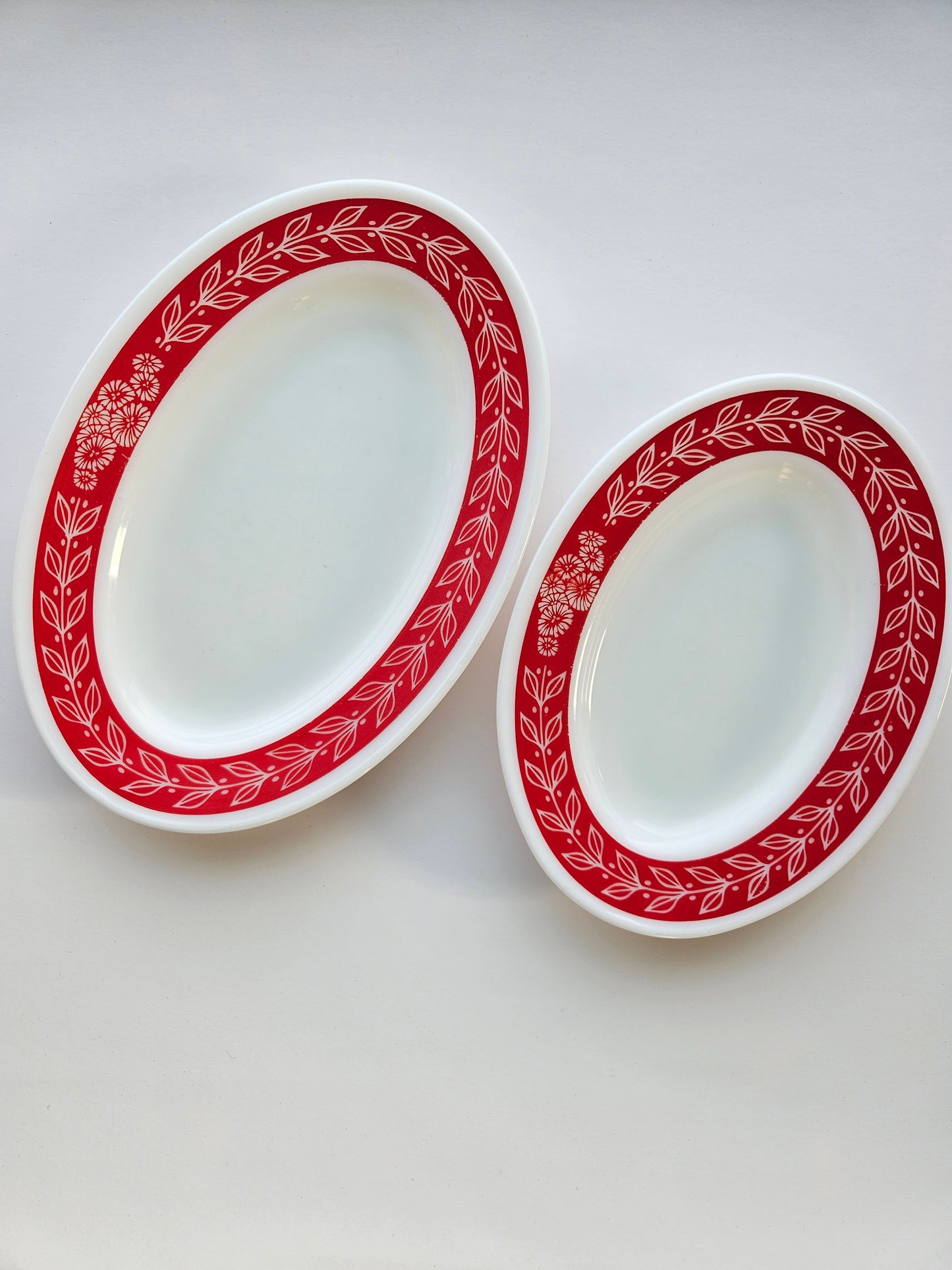 1959 Pyrex Red Laurel Leaf Plates | Set of 2 | Mid-Century Modern | Vintage Collectible